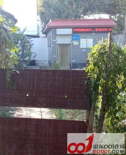 街头惊现最牛公厕,围着篱笆挂着锁-济南-开心农