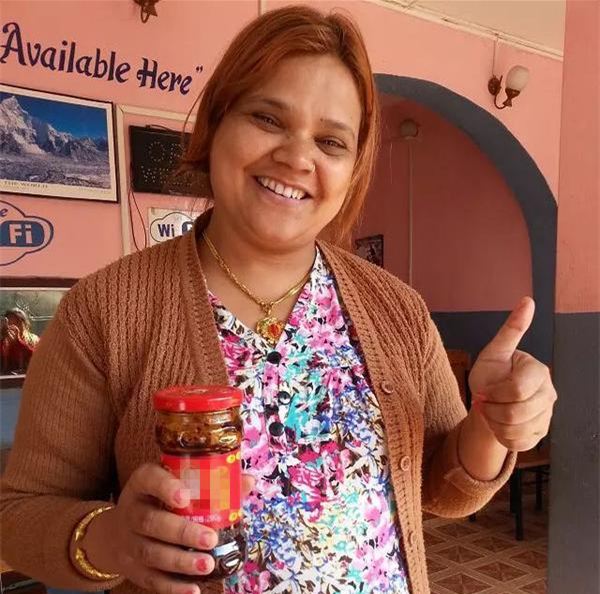 原来外国人是这样吃老干妈的,中国人看完不得