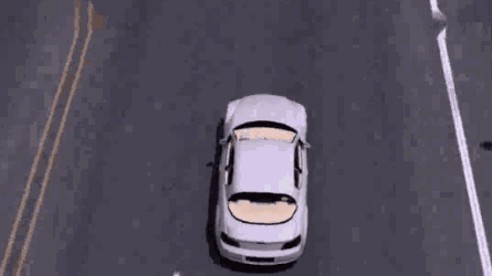 当车道侧分道线与车头连系点间隔左侧a柱大约20厘米左右时,左轮车轮