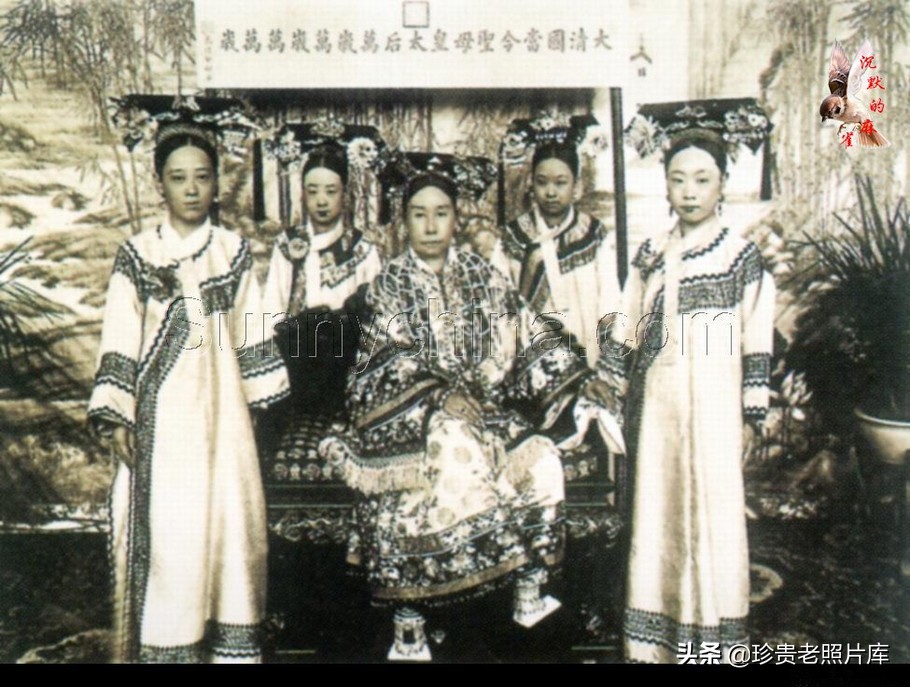 左起:德龄,四格格(庆亲王奕劻的四女),慈禧,元大奶奶(慈禧内侄媳),容